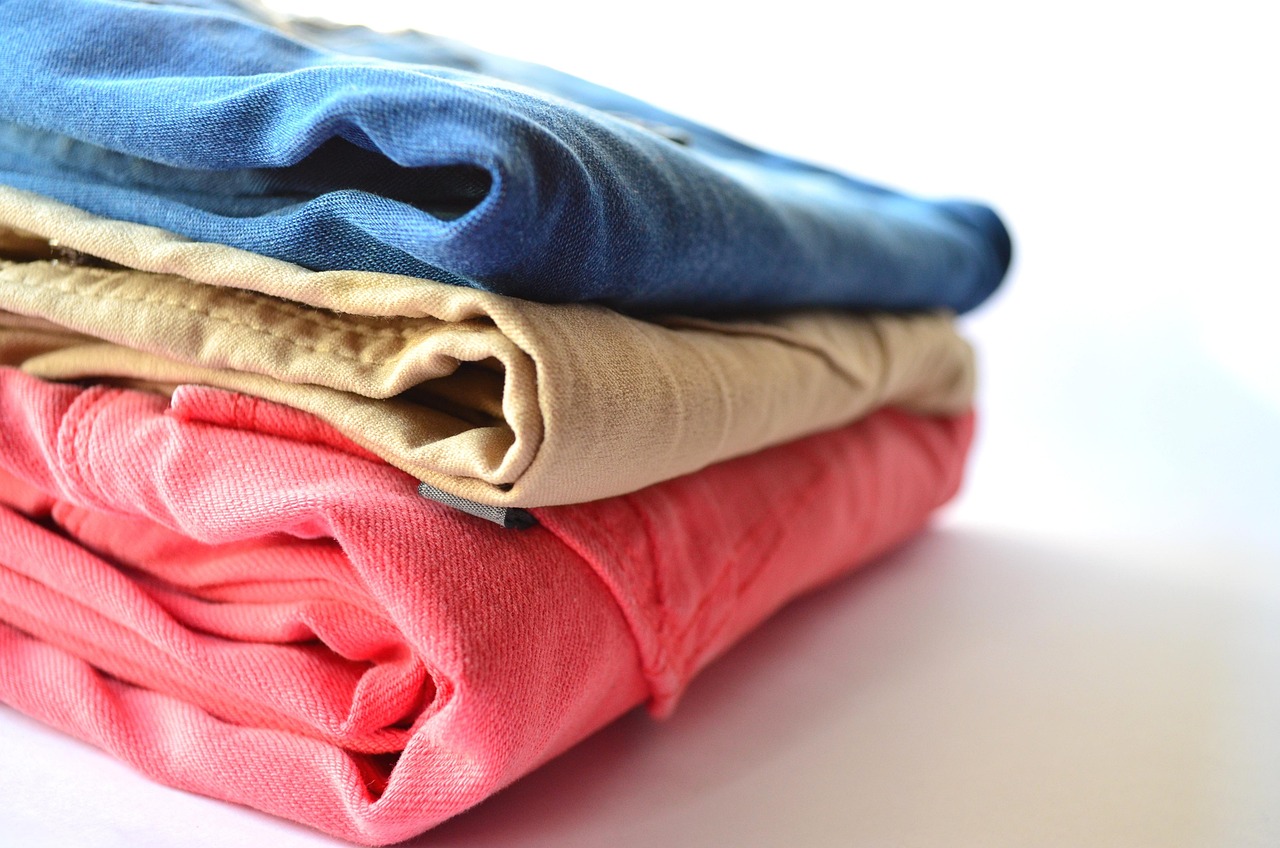 effiziente kleiderschrank-organisation: tipps und tricks, wie sie ihren schrank optimal sortieren, mehr platz schaffen und ihre kleidung ordentlich und übersichtlich aufbewahren.