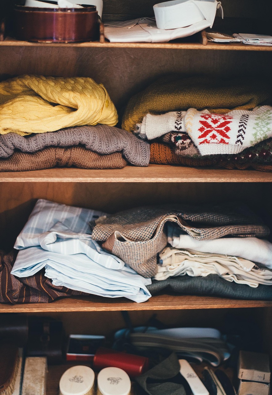 Wie organisiert man den Kleiderschrank effektiv und platzsparend?